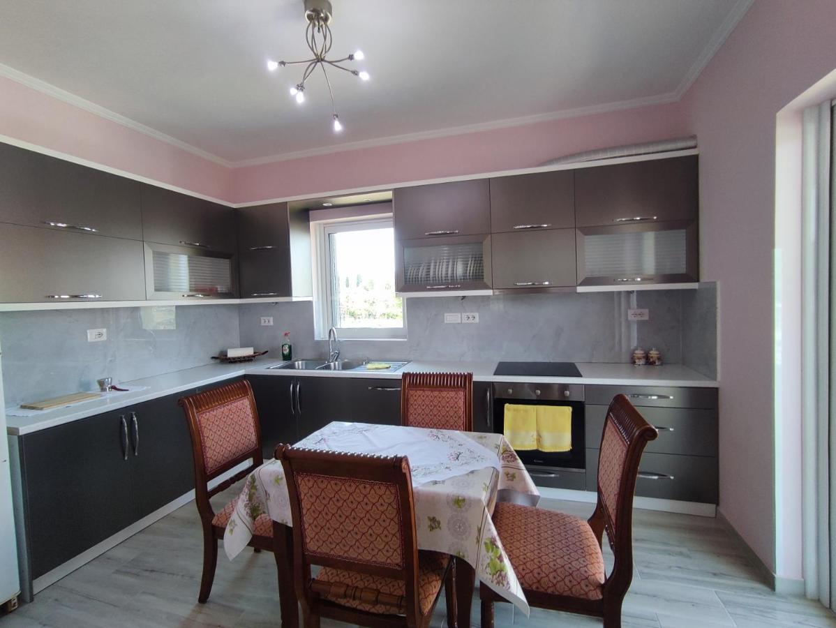 Cheerful 2 Bedroom Villa With Free Parking. Гирокастра Экстерьер фото