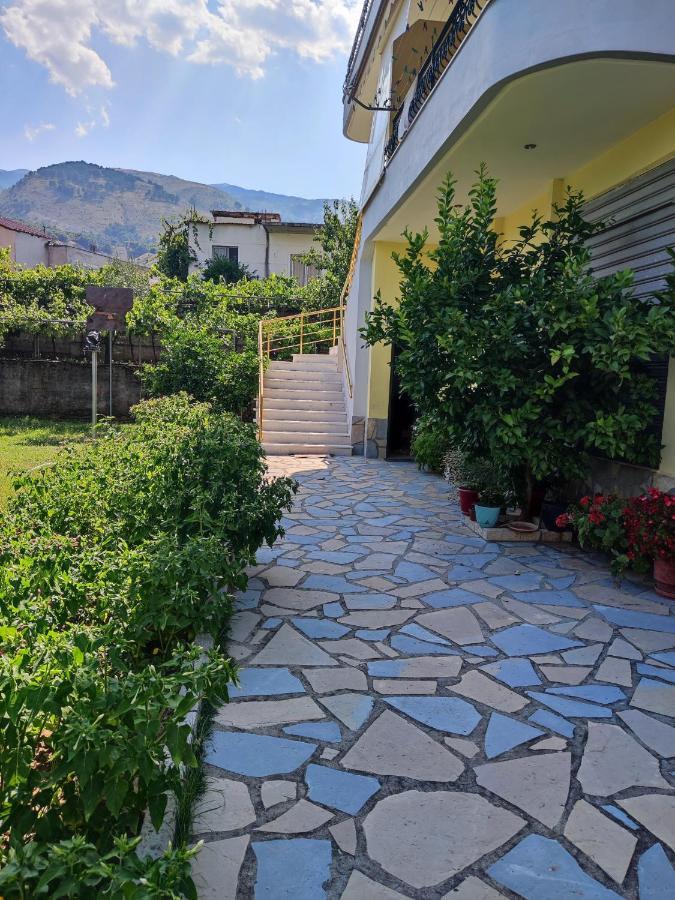 Cheerful 2 Bedroom Villa With Free Parking. Гирокастра Экстерьер фото